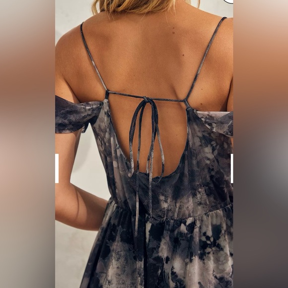 NWOT Urban Outfitters Size Small
Elle Cowl Cold-Shoulder
Playsuit/Romper lined - Picture 2 of 9